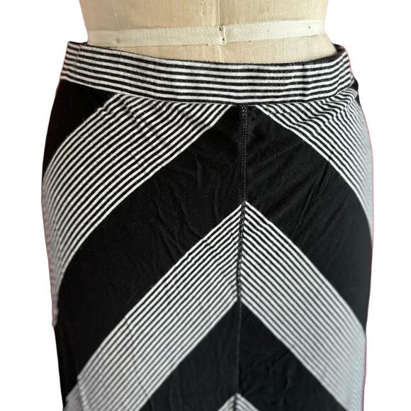 Womens Skirt Size Medium Black White Maxi Chevron Soft Goth Classic Retro - Picture 2 of 8